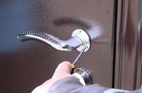 Замена дверной ручки металлической двери в Еманжелинске