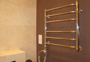 Установка электрического полотенцесушителя в ванной в Еманжелинске